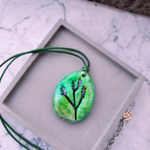 Leśna Harmonia – ręcznie robiony wisiorek z glinki