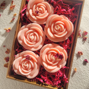 Piękny zestaw świec sojowych w skrzynce z drewna akacjowego