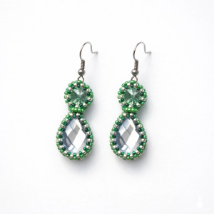 Kolczyki zielono-srebrne – haft koralikowy, lekkie i błyszczące