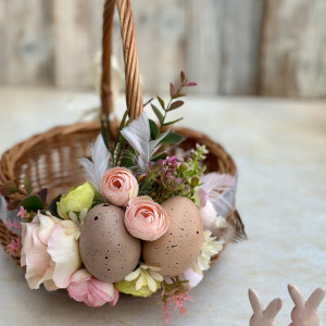 Koszyk na Wielkanoc, wiklinowy koszyczek z dekoracją