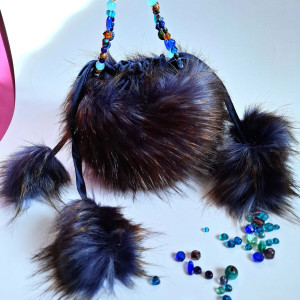 Granatowa torebka wizytowa, futrzany woreczek