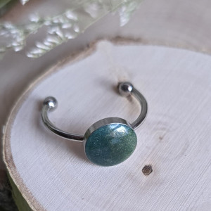 Duży pierścionek z zielonym oczkiem brokatowym żywica butelkowa zieleń