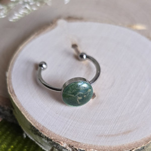 Duży pierścionek z zielonym oczkiem brokatowym żywica butelkowa zieleń