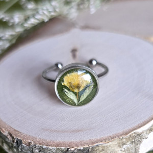 Duży pierścionek z zielonym oczkiem brokatowym żywica butelkowa zieleń gipsówka