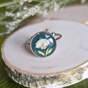 Duży pierścionek z zielonym oczkiem brokatowym żywica butelkowa zieleń gipsówka