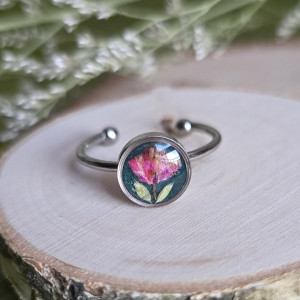 Duży pierścionek z zielonym oczkiem brokatowym żywica butelkowa zieleń gipsówka różowa