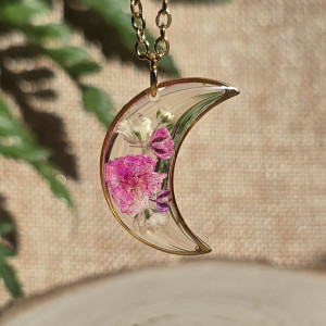 złota zawieszka złoty wisiorek naszyjnik żywica z żywicy kwiaty z kwiatami księżyc kwiaty żywica biżuteria gipsówka