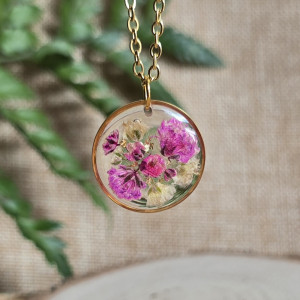 złota zawieszka złoty wisiorek naszyjnik żywica z żywicy kwiaty z kwiatami żywica biżuteria gipsówka