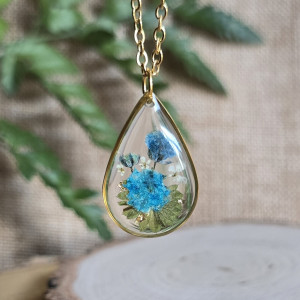 Złota zawieszka złoty wisiorek kwiat naszyjnik żywica z żywicy kwiaty łezka łza gipsówka