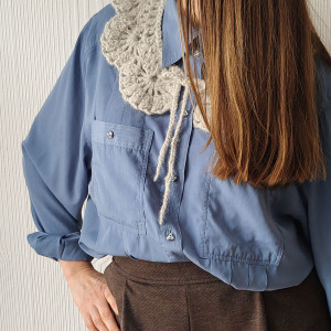 Szary szydełkowy kołnierzyk