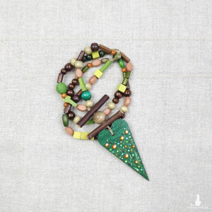 7027 Naszyjnik z drewnianych koralików z ręcznie malowanym sercem