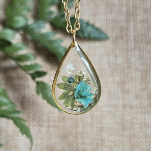 Złota zawieszka złoty wisiorek kwiat naszyjnik żywica z żywicy kwiaty łezka łza gipsówka