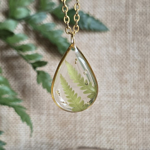 Złota zawieszka złoty wisiorek kwiat naszyjnik żywica z żywicy kwiaty łezka łza paproć