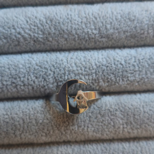 Pierścionek z motywem księżyca oraz gwiazdy z kręgiem