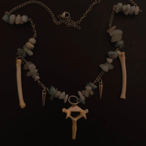 Naszyjnik z kamieniami akwamarynu z kocimi kościami