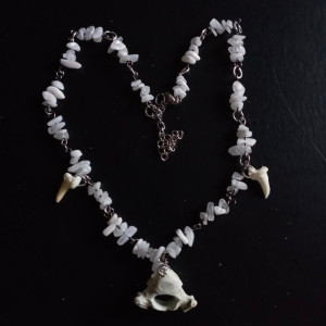 Naszyjnik z kamieniami księżycowymi oraz kośćmi lisa