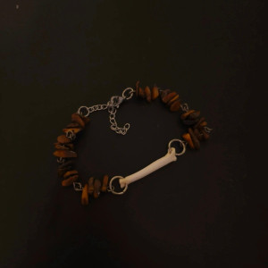 Regulowana bransoletka z kamieniami tygrysiego oka oraz kością lisa