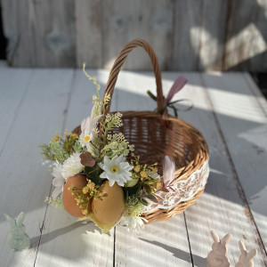 Koszyk na Wielkanoc, wiklinowy koszyczek z dekoracją