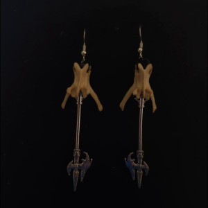 Długie kolczyki z włóczniami oraz kręgami