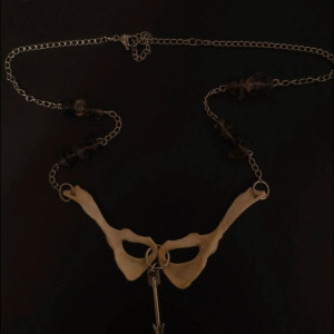 Naszyjnik z kością gryzonia i kwarcem dymnym