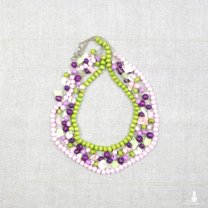 7030 Naszyjnik boho z drewna i muszli – len, masa perłowa, róż i zieleń