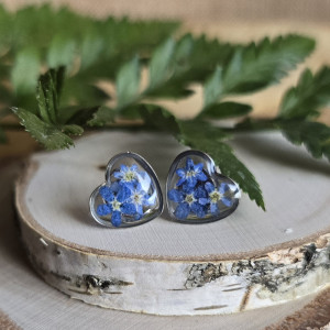 Srebrne kolczyki serca serduszka z niezapominajkami kwiatami małe wkręty sztyfty z żywicy żywica epoksydowa z suszonymi prawdziwymi kwiatami niezapominajki