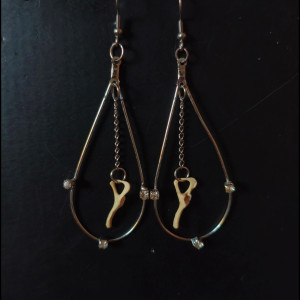 Kolczyki łezki z kośćmi gryzonia