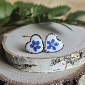 Srebrne kolczyki serca serduszka z niezapominajkami kwiatami małe wkręty sztyfty z żywicy żywica epoksydowa z suszonymi prawdziwymi kwiatami niezapominajki
