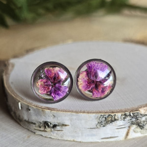 Srebrne kolczyki z fioletowymi kwiatami małe wkręty sztyfty z żywicy żywica epoksydowa z suszonymi prawdziwymi kwiatami