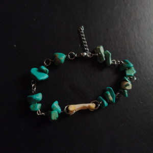 Bransoletka z kamieniami turkusu oraz kością kota