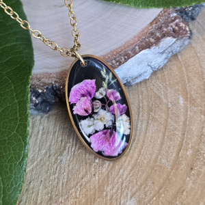 Złota zawieszka złoty wisiorek naszyjnik żywica z żywicy kwiaty z kwiatami jajowata retro naturalna delikatna dziewczęca kobieca kolorowa różowa czarna