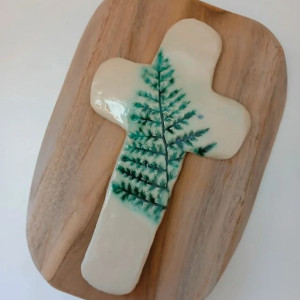 ceramiczny krzyżyk na starej desce - pamiątka Pierwszej Komunii