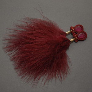 bordowe kolczyki lub klipsy sutasz z piórami