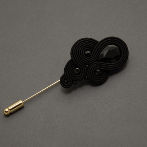 czarna broszka sutasz