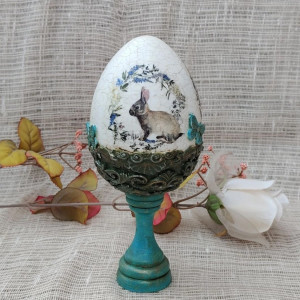Pisanka dekoracyjna Leśny Zajączek na postumencie