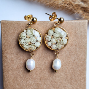 Kolczyki z kwiatami ozothumnusa i perłami