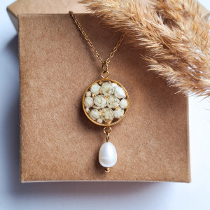 Wisiorek z żywicy z kwiatami ozothumnusa i perłą