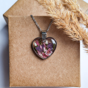 Wisiorek z żywicy serduszko z kwiatami