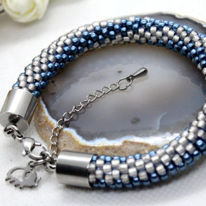 bransoletka z drobnych koralików ze słonikiem