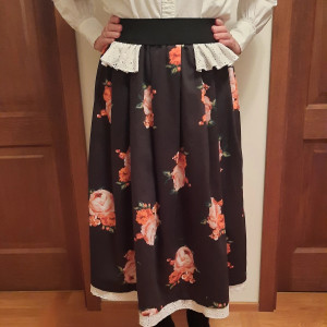 Spódnica czarna w róże z koronką midi handmade