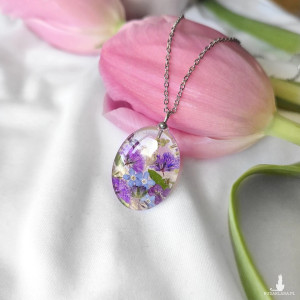 Naszyjnik z fioletowymi kwiatami w żywicy epoksydowej