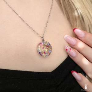 Naszyjnik z kwiatami w żywicy typu wianek, delikatny naszyjnik