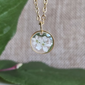 Zawieszka z unikatową białą niezapominajką wisiorek złoty