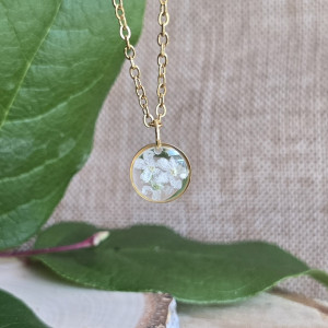 Zawieszka z unikatową białą niezapominajką wisiorek złoty