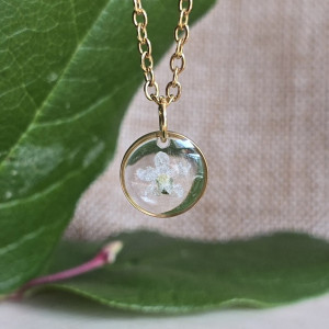 Zawieszka z unikatową białą niezapominajką wisiorek złoty