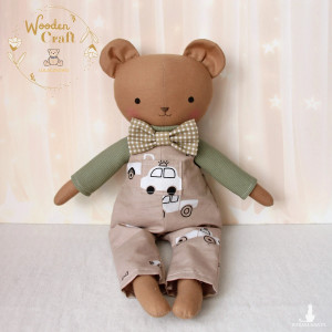 Miś Tymuś przytulanka w białym sweterku i niebieskich ogrodniczkach