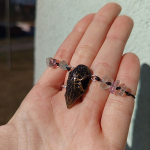 bransoletka czaszka kruka z fluorytem . idealna na prezent, magic, fantasy, goblincore, fairycore