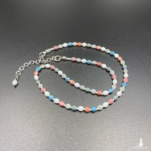 Krótki koralikowy naszyjnik biały niebieski różowy szary #1088