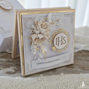 Elegancka kartka na komunię w drewnianym pudełku