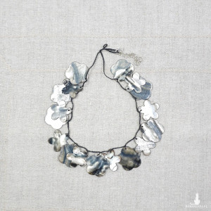 7033 Naszyjnik z masy perłowej – grafitowe kwiaty